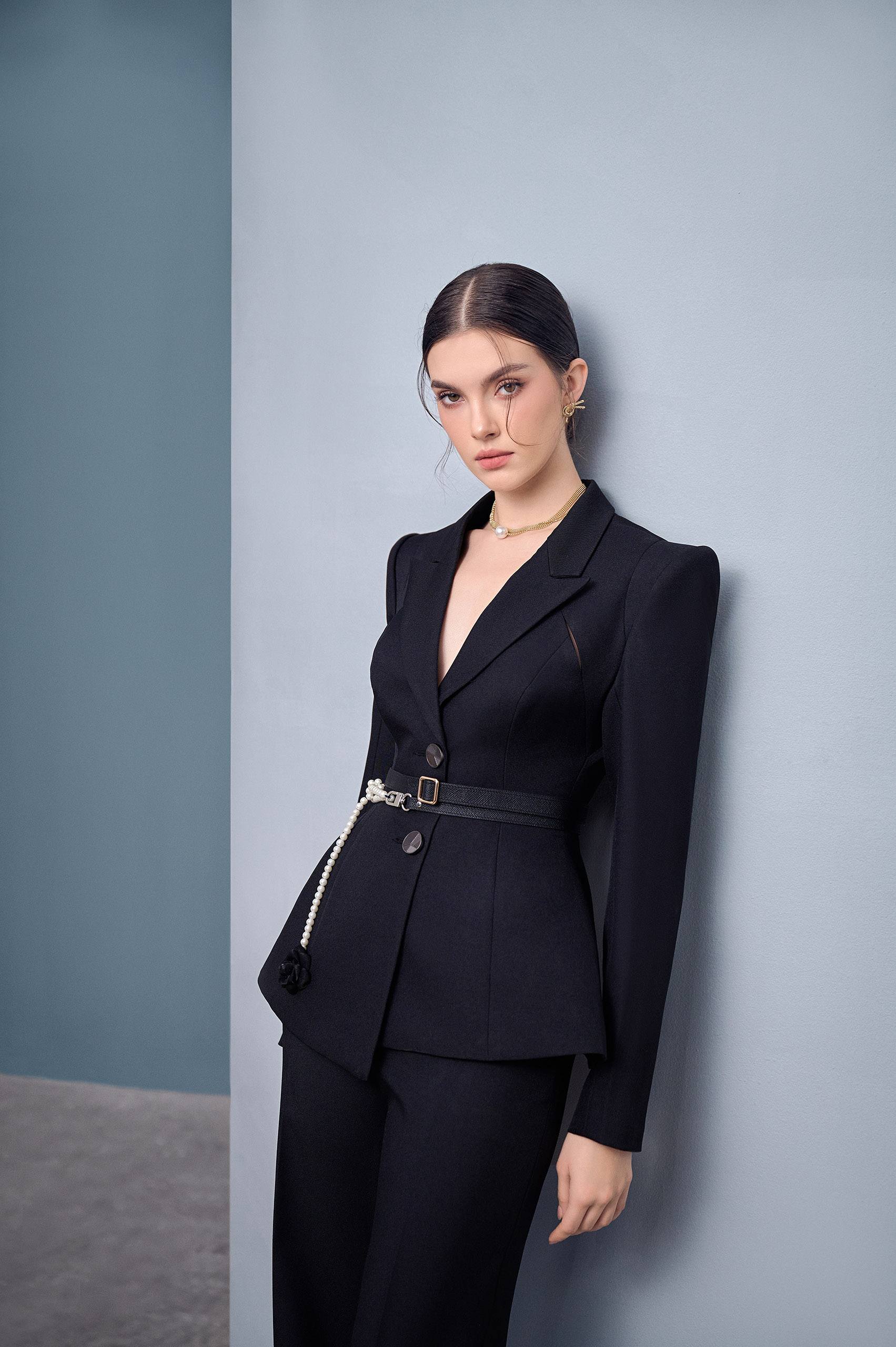 Della Black Asymmetrical Lapel Blazer - Image 4